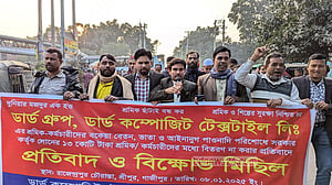 গাজীপুরে বেতনের দাবিতে সড়কে শ্রমিকদের সঙ্গে কর্মকর্তারাও
