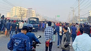 গাজীপুরে শ্রমিকদের এক ঘণ্টার সড়ক অবরোধ