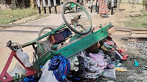 গাজীপুরে ভ্রাম্যমাণ জুতা বিক্রেতা ট্রেনে কাটা পড়ে নিহত