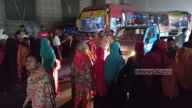 গাজীপুরে বকেয়া বেতনের দাবিতে শ্রমিকরা মহাসড়কে, যানজট