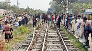 গাজীপুরে বেঁকে গেছে রেললাইন, রক্ষা পেল ‘বনলতা এক্সপ্রেস’