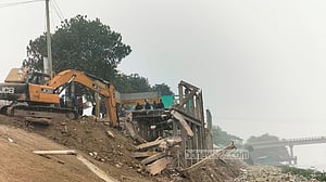 মধুমতি ভাঙন প্রতিরোধ প্রকল্প: ৫০ অবৈধ স্থাপনা উচ্ছেদ