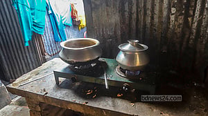 কড়াইল বস্তির অবৈধ সংযোগ, রেস্তোরাঁর রান্নাও হচ্ছে অবারিত