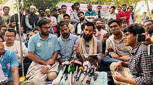 চিঠি সংশোধনের দাবি নিয়ে সচিবালয়ে জবির অনশনকারীরা