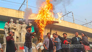 ঢাকা বিশ্ববিদ্যালয়ে স্বরাষ্ট্র উপদেষ্টার কুশপুতুল পুড়িয়ে পদত্যাগ দাবি