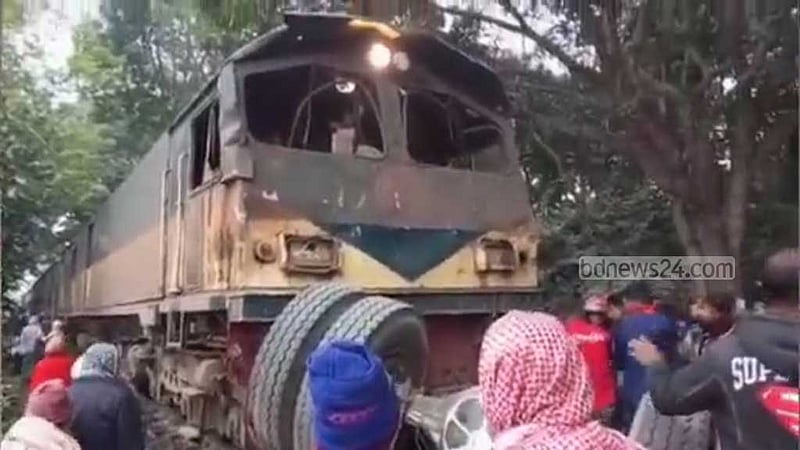 জামালপুরে ট্রাকে ট্রেনের ধাক্কায় আহত ৪, সাড়ে ৫ ঘণ্টা ট্রেন বন্ধ