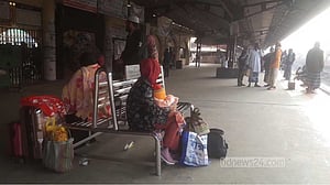 ট্রেন বন্ধে যশোরেও ভোগান্তি
