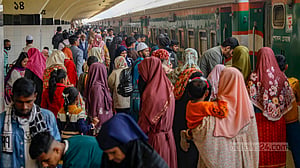 ৩০ ঘণ্টা পর চলল ট্রেন