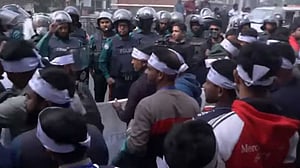 মালয়েশিয়ার স্বপ্নভঙ্গ: কারওয়ান বাজারে সড়ক অবরোধ