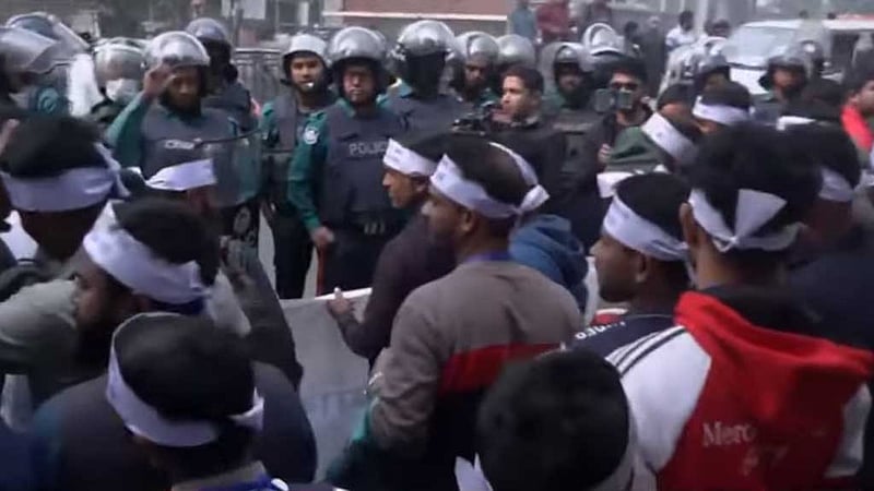 মালয়েশিয়ার স্বপ্নভঙ্গ: কারওয়ান বাজারে সড়ক অবরোধ