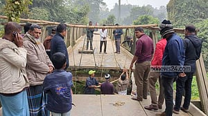 খাগড়াছড়িতে ২৪ ঘণ্টা পরও চালু হয়নি পাটাতন দেবে যাওয়া সেতু