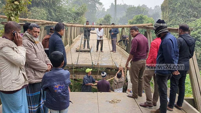 খাগড়াছড়িতে ২৪ ঘণ্টা পরও চালু হয়নি পাটাতন দেবে যাওয়া সেতু