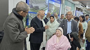 খালেদা জিয়াকে নিয়ে ঢাকা ছাড়ল এয়ার অ্যাম্বুলেন্স