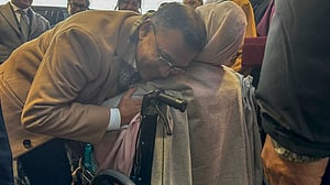 লন্ডনে মা-ছেলের আবেগঘন মিলন
