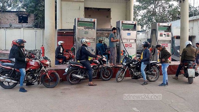 আন্দোলনে অনড় ট্যাংকলরি শ্রমিকরা, খুলনায় পাম্পে ‘কমছে’ তেল