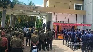 খুলনায় খামারের আড়ায় ঝুলছিল স্বামীর মরদেহ, মেঝেতে স্ত্রীর