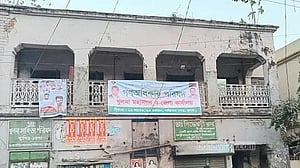 খুলনায় ক্লাব ‘দখলে’ নিয়ে গণঅধিকার পরিষদের কার্যালয়ের ব্যানার