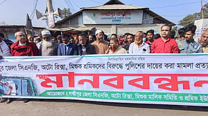 ট্রাফিককে মারধর: লক্ষ্মীপুরে অটোরিকশা শ্রমিকদের মুক্তির দাবিতে মানববন্ধন
