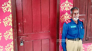 লক্ষ্মীপুরে চেয়ারম্যানকে বের করে কার্যালয়ে তালা দিলেন স্বেচ্ছাসেবক দলনেতা