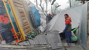 নিয়ন্ত্রণ হারিয়ে বসতঘরে ট্রাক, নারীর মৃত্যু