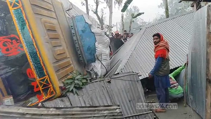 নিয়ন্ত্রণ হারিয়ে বসতঘরে ট্রাক, নারীর মৃত্যু