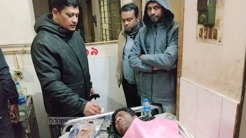 ‘আসামির সঙ্গে পুলিশের নৈশভোজের’ ছবি তোলায় লাঠিপেটা, ২ ওসি প্রত্যাহার