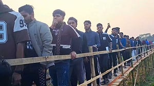 কাঠের সেতুতে সুগম হল ৩০ হাজার মানুষের যাতায়াত