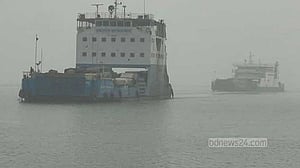 কুয়াশা কাটায় মানিকগঞ্জ থেকে ২ নৌপথে ফেরি চলাচল শুরু