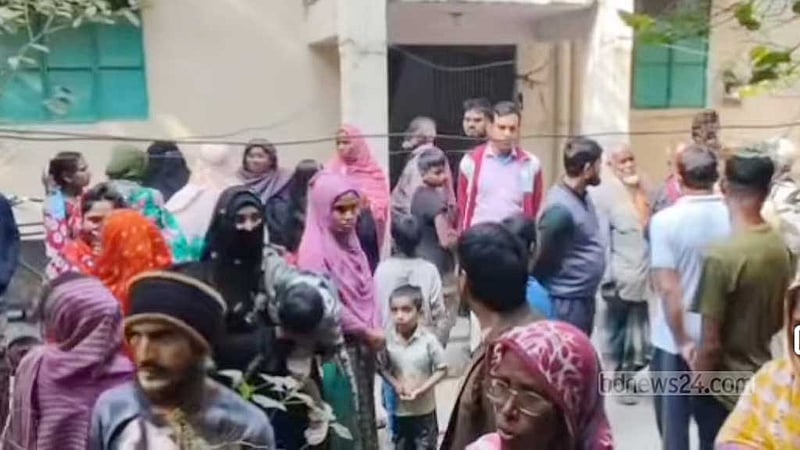 মানিকগঞ্জে বাজার থেকে ফিরে স্ত্রীর গলাকাটা লাশ দেখেন স্বামী