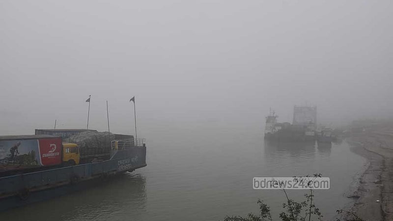 কুয়াশা কেটে আরিচা ও পাটুরিয়ার নৌপথে ফেরি চলাচল শুরু
