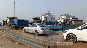 কুয়াশা কেটে যাওয়ায় ৩ নৌপথে ফেরি চলাচল শুরু