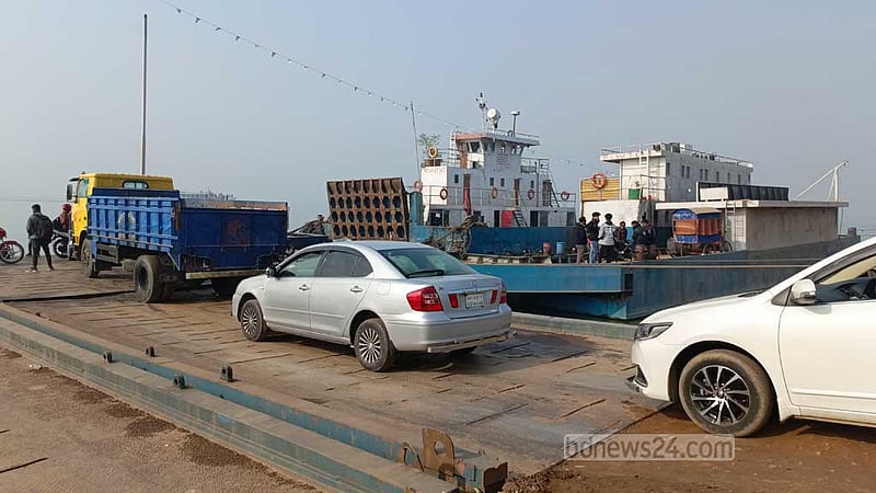 কুয়াশা কেটে যাওয়ায় ৩ নৌপথে ফেরি চলাচল শুরু
