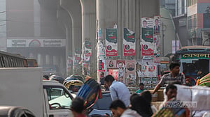 পোস্টারে ছেয়ে গেছে মেট্রোরেলের পিলার