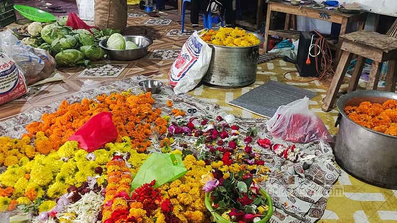 ‘পূজার জন্য ফুল চুরি’, বাকৃবির ৩ শিক্ষার্থীর শাস্তি