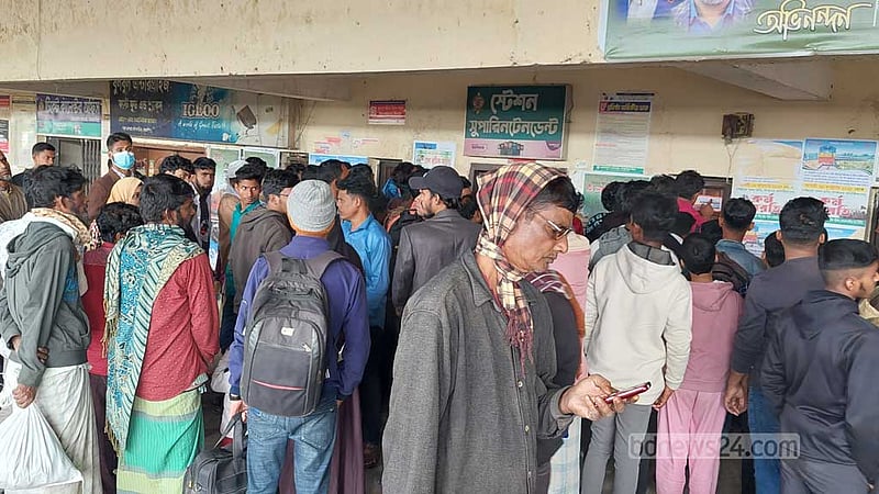ময়মনসিংহে যাত্রীভর্তি ট্রেন রেখে পালিয়েছে চালক, অবরুদ্ধ স্টেশন সুপার