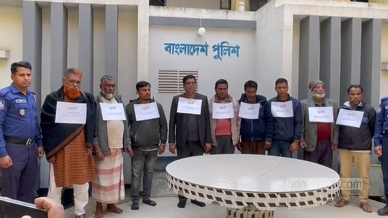 জুয়ার আসর থেকে আইনজীবী ও সাবেক কাউন্সিলরসহ আটক ৯