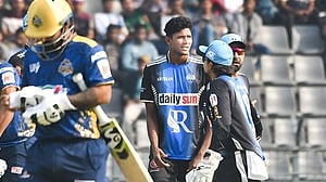 ছয় পরিবর্তন নিয়েও পারল না ঢাকা, কম গতিতেও কার্যকর নাহিদ রানা