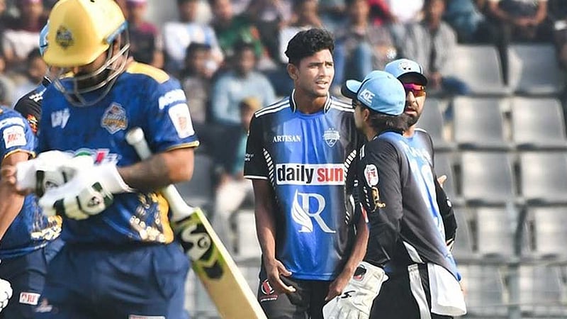 ছয় পরিবর্তন নিয়েও পারল না ঢাকা, কম গতিতেও কার্যকর নাহিদ রানা