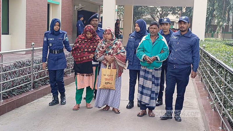 নওগাঁয় ‘ক্রেতা সেজে সোনার গহনা চুরি’: নারীসহ গ্রেপ্তার ৩