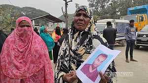 গাজী টায়ারসে আগুন: ‘সরকার কী চায় কউক, দিমু, তবু পোলাডার সন্ধান দিক’
