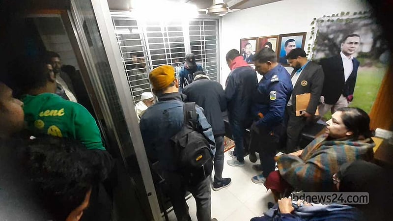 বাসার কার্নিশে অস্ত্র দেখে পুলিশে খবর দিলেন বিএনপি নেতা