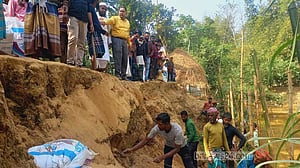 নেত্রকোণায় স্বেচ্ছাশ্রমে দেড় কিলোমিটার রাস্তা ও বেড়িবাঁধ সংস্কার