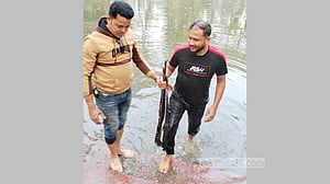 নোয়াখালীতে থানা থেকে লুট হওয়া রাইফেল মিলল পুকুরে