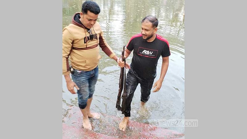 নোয়াখালীতে থানা থেকে লুট হওয়া রাইফেল মিলল পুকুরে