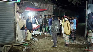 নরসিংদীতে ঘরে কিশোরীর রক্তাক্ত মরদেহ, পাশে গুরুতর আহত মা
