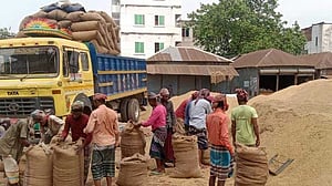 নতুন ধান বাজারে, চালের দরে উত্তাপ কমবে কবে?