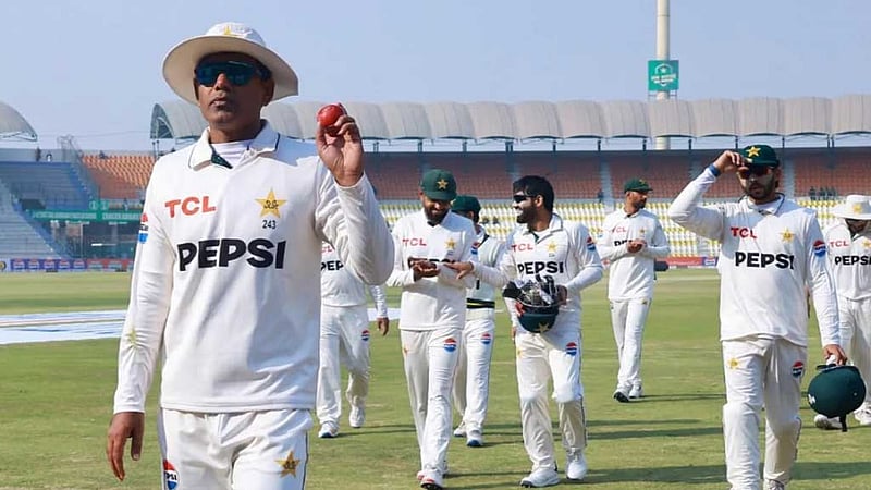 রেকর্ড ১৯ উইকেটের দিনে দুইশ ছাড়িয়ে পাকিস্তানের লিড