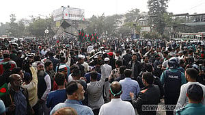 বিডিআর স্বজনরা শাহবাগে, যান চলাচল বন্ধ