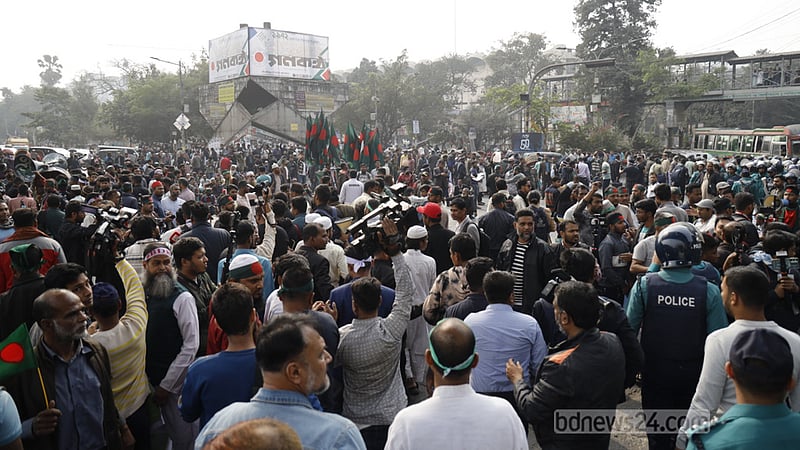 বিডিআর স্বজনরা শাহবাগে, যান চলাচল বন্ধ