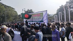 বিডিআর স্বজনরা দ্বিতীয় দিনের মত শহীদ মিনারে